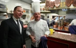 Le chef Christophe Muller (d) et Vincent Le Roux, le directeur général dans les cuisines u restaurant de Paul Bocuse "L'Auberge du Pont de Collonges", le 23 janvier 2020 à la veille de sa réouverture