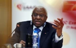 Lamine Diack, alors président de l'IAAF, face aux reporters à Pékin, le 21 août 2015