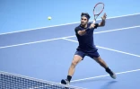 Roger Federer à la volée face à Stan Wawrinka en demi-finale du Masters de fin de saison à londres, le 21 novembre 2015