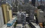 Vue aérienne de la fresque de l'artiste Mundano "Le pompier de la forêt" à Sao Paulo, le 13 octobre 2021
