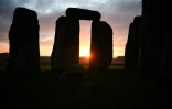 Le soleil se lève sur le site préhistorique de Stonehenge, près d'Amesbury, le 19 janvier 2022