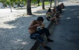 Une personne sans-abri mange un repas distribué par l'association de cuisines solidaires Gastromotiva, le 9 mars 2023, à Rio de Janeiro
