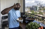 Dennis Ombachi, ancien rugbyman kényan devenu influenceur culinaire, le 12 avril 2024 à son domicile de Nairobi