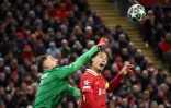 Le gardien italien du PSG Gianluigi Donnarumma et le défenseur néerlandais de Liverpool Virgil van Dijk à la lutte durant le 8e de finale retour de Ligue des champions, le 11 mars 2025