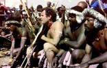 Johnny Clegg lors d'une cérémonie zoulou, le 27 mars 1989, à l'occasion de son mariage avec Jennifer Bartlett