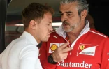 Le patron de la Scuderia Maurizio Arrivabene (d) discute avec son pilote Sebastian Vettel lors d'une séance de qualif pour le GP de Malaisie, le 29 septembre 2017 à Sepang