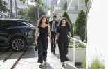 Isabella (G), Aitana (D), and Julio, les petits-fils de Mario Vargas Llosa, arrivent à la maison de leur grand-père dans le quartier de Barranco, à Lima le 14 avril 2025, au lendemain du décès de l'écrivain hispano-péruvien