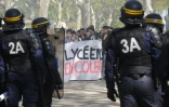 Jeunes face aux forces de l'ordre lors d'une manifestation contre la loi travail le 14 avril 2016 à Montpellier