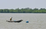 Un pêcheur sur la rivière Kholpetua à Gabura, dans le district de Satkhira, près des Sundarbans, une mangrove ravagée par les pirates qui ciblent les pêcheurs, le 2avril 2026 au Bangladesh