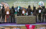 Des combattants palestiniens du Hamas encadrent trois otages israéliens sur un podium avant de les remettre à la Croix-Rouge à Deir el-Balah, dans le centre de Gaza, le 8 février 2025