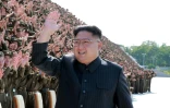 Une photo non daté diffusée par l'agence officielle nord-coréenne KCNA le 2 septembre 2017 montre le leader nord-coréen Kim Jong-Un avec des représentants de l'armée à Pyongyang