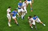 Le centre du XV de France Mathieu Bastareaud tente d'échapper à un plaquage, lors d'un match des Six nations contre l'Italie, le 23 février 2018