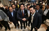 Pita Limjaroenrat (C), le chef du parti Move Forward serre la main du chef du parti Pheu Thai Cholnan Srikaew, le 17 juillet 2023