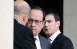 Francois Hollande parle avec le ministre de la Défense Jean-Yves Le Drian près de Manuel valls après les attentats de Bruxelles le 22 mars 2016 à l'Elysée