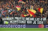 Les supporters lensois ont déployé une banderole "Darmanin, préfets : médailles d'or de l'incompétence aux JO 2024", à l'occasion de la rencontre contre Séville mardi lors de la 6e journée de Ligue des champions