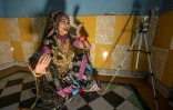 La danseuse folklorique Aasha Sapera donne des cours en visioconférence, le 13 août 2020 à Jodhpur, en Inde