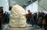 L'artiste Abraham Poincheval enfermé dans un rocher au Palais de Tokyo à Paris le 22 février 2017