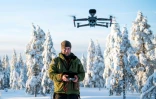 L'éleveur de rennes Daniel Viklund utilise un drone pour suivre ses bêtes lorsqu'il n'y a pas assez de neige pour utiliser la motoneige, le 4 février 2020 près de Ornsköldsvik, dans le nord de la Suède