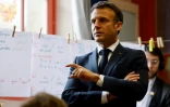 Le président Emmanuel Macron lors d'un déplacement dans une école à Paris le 5 avril 2024