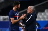 Le sélectionneur de l'équipe de France, Didier Deschamps, discute avec l'attaquant Olivier Giroud, lors du match amical contre l'Ukraine, le 7 octobre 2020 au Stade de France à Saint-Denis