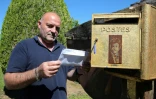 Bernard Colin, le gardien du cimetière de l'Ouest à Charleville-Mézières depuis 37 ans, sort une lettre de la boîte aux lettres dédiée au poète Arthur Rimbaud, le 21 juin 2019