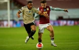 L'attaquant de Manchester United Anthony Martial (g) Ă la lutte avec le milieu d'Aston Villa Jack Grealish, le 9 juillet 2020 Ă Birmingham
