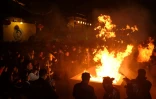 Des habitants jettent des bâtons d'encens dans le feu devant un temple pour célébrer le Nouvel An chinois, le 4 février 2019 à Shanghai