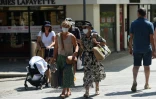A Biarritz le 30 juillet 2020 les passants portent le masque