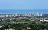 Vue aérienne de l'usine chimique Solvay et de la plage de Rosignano Solvay, le 31 juillet 2019 en Toscane