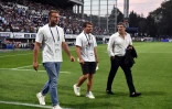 De gauche à droite: Anthony Jelonch, Antoine Dupont, et le président du club de rugby de Toulouse Didier Lacroix dans le stade Jean Dauger de Bayonne, le 18 août 2023