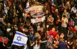 Manifestation, le 6 avril 2024 à Tel-Aviv, contre le Premier ministre israélien Benjamin Netanyahu et pour réclamer la libération des 129 otages toujours captifs, dont 34 sont morts selon l'armée, sur les quelque 250 enlevés le 7 octobre lors de l'attaque du Hamas