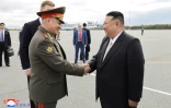 Le dirigeant nord-coréen Kim Jong accueilli par le ministre russe de la Défense Sergueï Choïgou, à son arrivée à la base militaire de Knevichi, près de Vladivostok, le 16 seeptembre 2023. Photo diffusée par l'agence officielle nord-coréenne KCNA