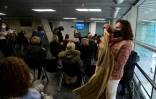 Des personnes attendent en salle d'observation après avoir été vaccinées contre le Covid-19 avec le sérum AstraZeneca, dans le cadre d'une campagne de masse destinée aux plus de 60 ans à Madrid, le 9 avril 2021