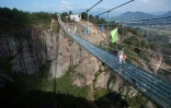 Des visiteurs sur le premier pont suspendu en verre de Chine, le 8 octobre 2015 dans les montagnes de Shinuizhai (centre)
