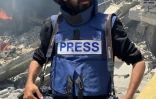 Le journaliste de l’AFP Omar Al-Qattaa pose pour une photo dans la bande de Gaza, le 9 mai 2024