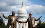 Une statue satirique montrant Donald Trump et Jeffrey Epstein main dans la main, intitulée "Meilleurs amis pour toujours", et installée près du Capitole de Washington, le 2 octobre 2025