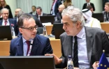 Le ministre allemand des Affaires étrangères Heiko Maas (G) et le commissaire européen Christos Stylianides participent à une conférence de donateurs pour les Syriens, à Bruxelles le 25 avril 2018