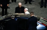 Le pape François entre dans sa voiture après une audience au Vatican le 30 septembre 2020