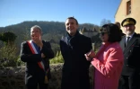 Emmanuel Macron accueilli par le maire de Gargilesse-Dampierre, dans l'Indre, avant d'échanger avec des maires et des entrepreneurs, le 14 février 2019 