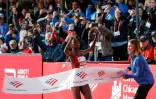 La joie de Brigid Kosgei sur la ligne d'arrivée du marathon de Chicago, le 13 octobre 2019