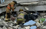 Les secours à la recherche de survivants au milieu des décombres le 17 avril 2016 à Gauyaquil 