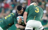 Le talonneur néo-zélandais Samisoni Taukei'aho est plaqué par son homologue sud-africain Malcolm Marx (g) et le pilier Frans Malherbe, en ouverture du Rugby Championship, le 6 août 2022 à Mbombela
