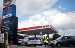 Des automobilistes font la queue devant une station-service, le 29 septembre 2021 à Leyton, dans l'est de Londres
