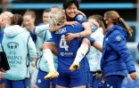 La milieue de terrain sud-coréenne de Chelsea Ji So-yun saute dans les bras de la défenseuse Millie Bright après la victoire de Chelsea 4 à 1 contre le Bayern Munich en demi-finale retour de la Ligue des champions féminines à Londres le 2 mai 2021.