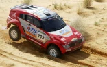 Le pilote français Stéphane Peterhansel, au volant de sa Mitsubishi, lors de la 15e étape du Rallye Dakar, le 17 janvier 2004 entre Tidjika et Nouakchott (Mauritanie)