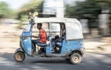 Un tuk-tuk transporte un client dans les rues de Bahir Dar, en Éthiopie, le 9 décembre 2025