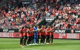 Les joueurs applaudissent en hommage d'Arman Soldin, journaliste de l'AFP tué en Ukraine et qui avait porté les couleurs rouge et noir à l'adolescence, , le 14 mai 2023 à Rennes