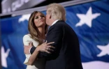 Melania Trump embrasse son époux Donald, lors de la convention républicaine, 21 juillet 2016 à Cleveland
