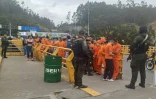 Des prisonniers colombiens attendent leur expulsion près du pont international de Rumichacha, en Equateur, le 26 juillet 2025