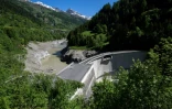Le barrage de Stausee Ferden sur la rivière Lonza, vidé préventivement pour recevoir des décombres, le 30 mai 2025, après l'effondrement du glacier du Birch et un glissement de terrain qui a détruit le  village de Blatten, dans les Alpes suisses